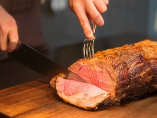 厳選した極上肉を熟成させた「ドライエイジングビーフ」