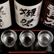 米の種類ひとつ違えば大きく味わいが変わる。そんな奥深いお酒・日本酒を豊富に取り揃えています。様々な種類を少しずつ手軽に楽しめるよう、一般的な1合ではなく半合（90ml）ずつ提供しています。