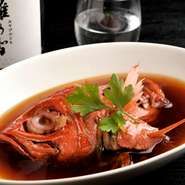 日本酒に合う定番といえば、やはり魚料理。新鮮な魚介類を使用したメニューをメインに、お酒に合う料理を豊富に取り揃えています。お酒を嗜みながら少しずつ料理をつまむ。そんな大人の贅沢な時間を過ごせます。