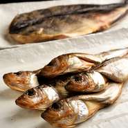 料理に使用している食材は、近くの市場からその日の朝に仕入れる新鮮なものにこだわっています。魚介類から野菜に至るまで、その時期に獲れる旬な素材だからこその旨みが堪能できるのが魅力です。