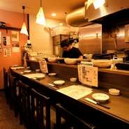 地下鉄栄駅近くという好立地に、遅い時間まで営業しているので他県からの出張中や仕事帰りに訪れるゲストも多いそう。カウンター席もあるので、1人でも気軽に利用できます。ゆったりと時間を過ごせるのが魅力です。