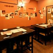 【居酒屋 くらや 酒と魚とおばんざい】は知る人ぞ知るこじんまりとしたお店。隠れ家的な雰囲気が魅力です。シンプルなインテリアに温かみを感じさせる色合い。落ち着いた雰囲気の中くつろぎながら食事を楽しめます。