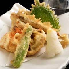 新鮮な魚介類と旬の野菜を使ったサクサクの天ぷらを、自家製の天つゆで味わう『天ぷら盛り合わせ』