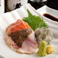 その日に仕入れた新鮮な魚介類を贅沢に盛り合わせた一品。一般的なものよりも大きめにカットしているので、食感や旨みをよりしっかりと感じられます。刺身によく合う自家製醤油で。