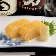 注文が入ってから焼き上げる、お酒にピッタリの定番メニュー。昆布とかつおの出汁を使った、やさしい甘みのだし巻き玉子です。柔らかく、一口頬張れば出汁が溢れ出すジューシーさがたまりません。