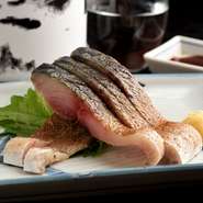 お酒にピッタリな料理といえば、定番は鮮度が命の魚料理。その日の朝に獲れた新鮮な魚介類を、鮮度の高いうちに調理しています。その土地の素材を使っているからこそ、日本人の舌によく合う味わいが生まれます。