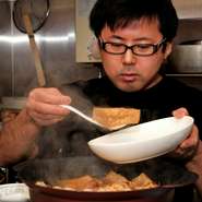 ゲスト一人一人に合わせた距離感を保ちながら、コミュニケーションを大切に接客をしています。プライベートなシーンであれば空間を邪魔しないようにしながら、好みやニーズに応えるきめ細やかな心遣いが魅力です。