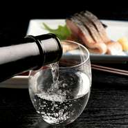 【居酒屋 くらや 酒と魚とおばんざい】は、席数15席ほどというこじんまりとしたお店。小さなお店だからこそ、少人数であってもまるで貸切のような落ち着いたプライベート空間を演出することができます。