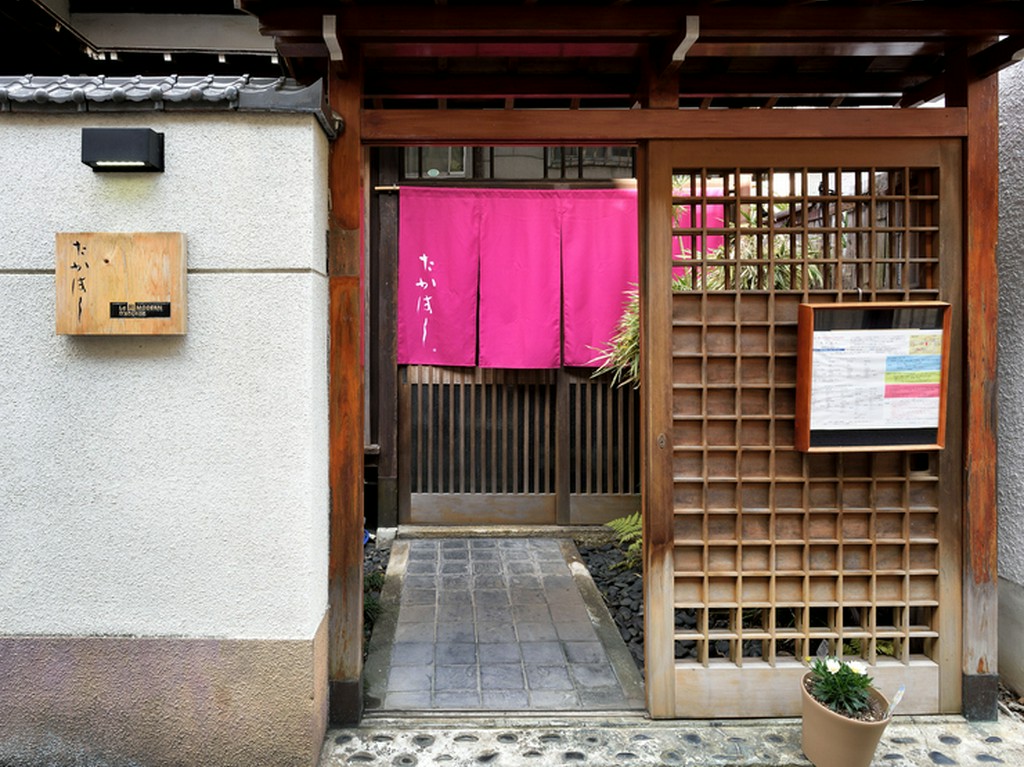 路地裏に静かに佇む店構えに大垣中心街の喧噪を忘れてしまいそう