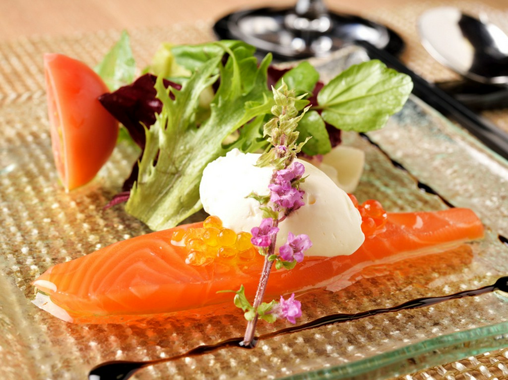 ノルウェー産サーモンの燻製　レモン風味クリーム添え