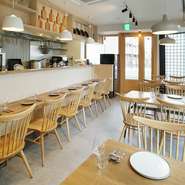 かつての自転車屋さんをリノベしたイタリアン。名古屋で人気の「リンゴボーイズデザイン」が店舗デザインを手がけ、木の優しさが薫るスタイリッシュな空間に。ゆっくり憩う女子会、ママ会、ランチ会に最適です。
