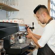 シェフは人気カフェ【THE CUPS】のマネージメントも手がける料理人。同店が誇るイタリア・シモネッリ社のエスプレッソマシンを【Okada】にも設置。食後の美味しい一杯で、さらなる満足感をご提供！