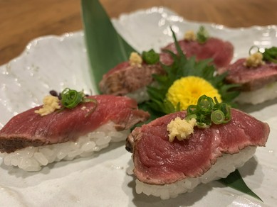 風味と鮮やかな肉色は美しく、芳醇な香りとコクが感じられる『伊賀牛の握り』