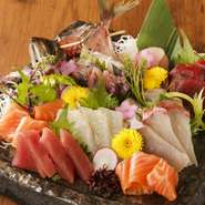 豊かな海で育まれる新鮮な旬の魚介類を刺身で味わえます。熟練した職人の包丁さばきで盛り付けられた素材は、味も美しさも抜群です。三種から七種盛りがあり、季節によってその内容も変化します。ぜひご賞味あれ。