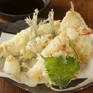 鮮度抜群、季節感たっぷり、厳選された旬の食材をふんだんに使用しています。揚げたての天ぷらは、その食感や香りが際立つ逸品。サクッとした後に広がる素材の風味に思わず笑みがこぼれます。