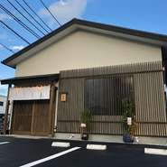 暖簾をくぐると明るく広々とした空間。その先にある静寂