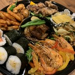 友蔵のとりから、天使の海老アヒージョ仕立て、だし巻き玉子、ゴボウの唐揚げ、甘海老の唐揚げ、黒毛和牛のサイコロステーキ、豚の角煮(または海老天巻き)など
【一例】
