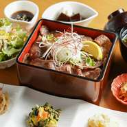 ランチ営業の定食メニューのみというスタイルながらも、1品ずつ順番に提供することを大切にしている【肉処　和匠】。日常使いのデートでも気軽にコース気分を味わってみませんか。