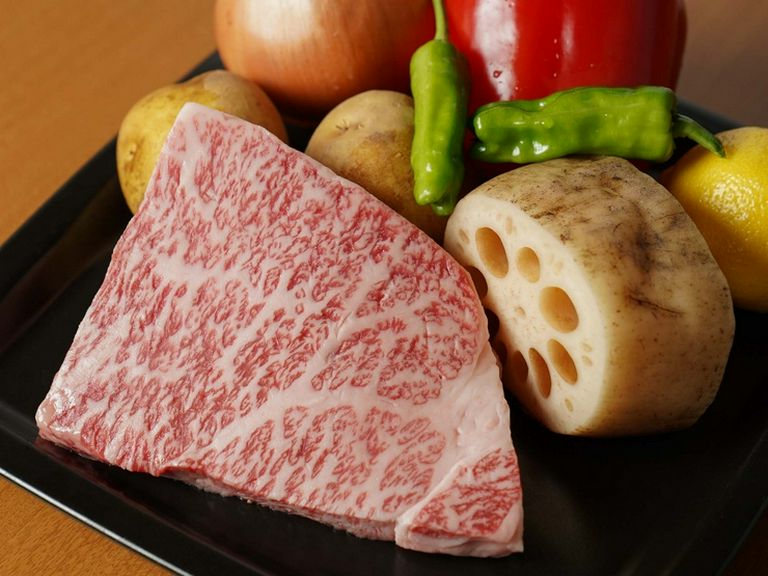 自慢の肉の美味しさをとことん楽しむ逸品『特選カドワキ牛 ステーキ』