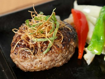 肉のエキスパートの“ワザ”を垣間見る『黒毛和牛　鉄板焼ハンバーグ』