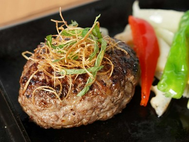 肉のエキスパートの“ワザ”を垣間見る『黒毛和牛　鉄板焼ハンバーグ』