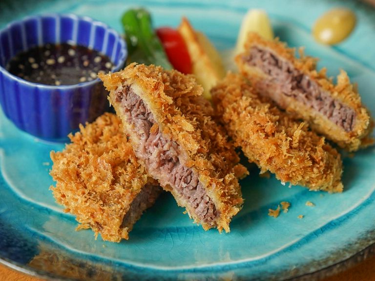 箸でカットできる柔らかさを実現『黒毛和牛　重ね牛カツ』