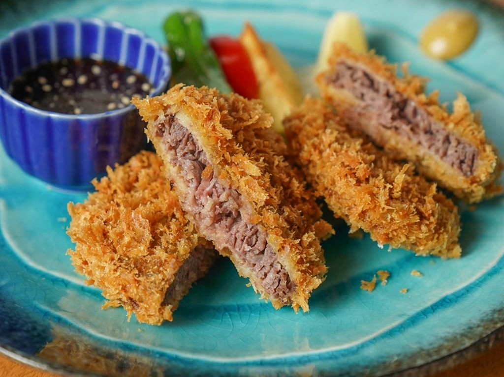 箸でカットできる柔らかさを実現『黒毛和牛　重ね牛カツ』