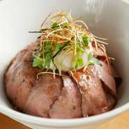 低温でお肉の旨みを逃がさず調理、特製ダレと絡めたローストビーフが濃厚な温泉卵と調和。絶妙なコンビネーションを発揮します。