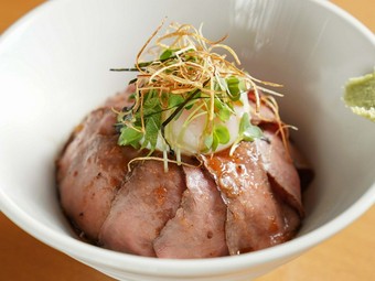 絶妙な調和『黒毛和牛　自家製ローストビーフ丼』