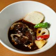 冬季限定のビーフシチュー。とろけるまでに煮込まれたお肉の食感と深いコクと香りで楽しませる、冬のお楽しみメニューです。