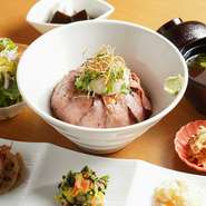前菜・汁物・サラダ・甘味付き。