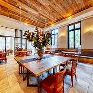 西長堀駅から徒歩2分の好立地。木の風合いが心地よいウッディな空間で、逸品食材をたっぷり使ったイタリアンを二人で楽しめます。普段のデートに加え、記念日ディナーにもおすすめ。とっておきの美味に憩えます。