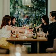 2019年春創業の【hotel it.osaka shinmachi】のダイニング。デザイナー集団が設計したラグジュアリー空間で、季節感あふれるイタリアンを満喫できます。女性同士のお集りにぜひどうぞ！