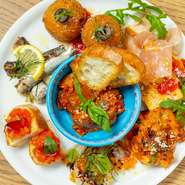 旬の有機野菜、イタリア産最高級生ハムやチーズ、新鮮魚介など吟味した食材を揃え、多彩な皿をご提供。無添加食材にこだわり、健康＆安心を届けているのも特長。貴重な大阪産黒毛和牛「なにわ黒牛」も堪能できます。