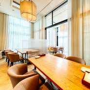 10名様まで対応の個室を2部屋ご用意。間仕切り調整で最大20名様までが一堂に会せます。ハレの日のお集り、ファミリーで楽しむ食事会、各種パーティー、接待や会食などに格好の場。早めのご予約がおすすめです。