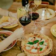 ヨーロッパやニューワールド、日本の多種多様な味わいのワインを取り揃え。ボトルは2000円台からあり、上質銘柄を高コスパでご提供。ソムリエでもあるシェフ自らセレクトした、高品質なグラスワインも好評です。