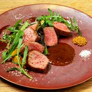 大阪産の黒毛和牛「なにわ黒牛」を独自ルートで生産者から直接仕入れ。オーブンで火入れしてから薪窯で仕上げ、香ばしさを最高潮に。もも肉など赤身の部位が中心となり、噛みごたえ・風味・旨みとも絶品です。