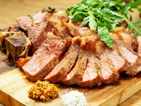 スタッフイチオシ。サーロインとヒレ肉を同時に楽しめるのが醍醐味です。骨付きガッツリボリュームの800g。