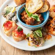 6月30日まで。
２名様以上から可。１人/3300円
サラダ＆ドリンクバー90分食べ飲み放題付
前菜5種盛合せ
マルゲリータ・本日のピザ・ハーフ＆ハーフ（+110円）、本日のパスタ
※お1人1つ選べます。
デザート