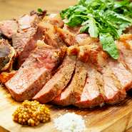 フライパン・オーブン・薪窯と、3段階の火入れを施した800gのTボーン。香ばしい表面、柔らかな肉質、ほとばしる旨と、味・ボリューム共に申し分なし。厳選ワインと共に、力強い旨みを噛みしめてみませんか。