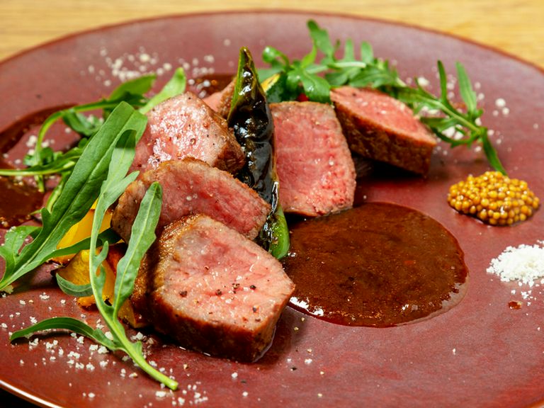 大阪が誇る黒毛和牛「なにわ黒牛」の至福の味わい