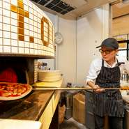 素材に真摯に向き合い、1皿ひとさらに愛情を込めて調理。丁寧に仕上げた料理と、ソムリエでもあるシェフ自ら厳選したワイン。最上のペアリングでもてなしてくれます。