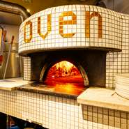 ナポリのジャンニアクント社製の薪窯を導入。約500℃もの火力で一気に焼き上げるピッツァは、香ばしく食感も絶妙な本格派。薪窯は肉料理の仕上げにも使われており、薪の薫りを纏った肉は旨みが更に際立ちます。