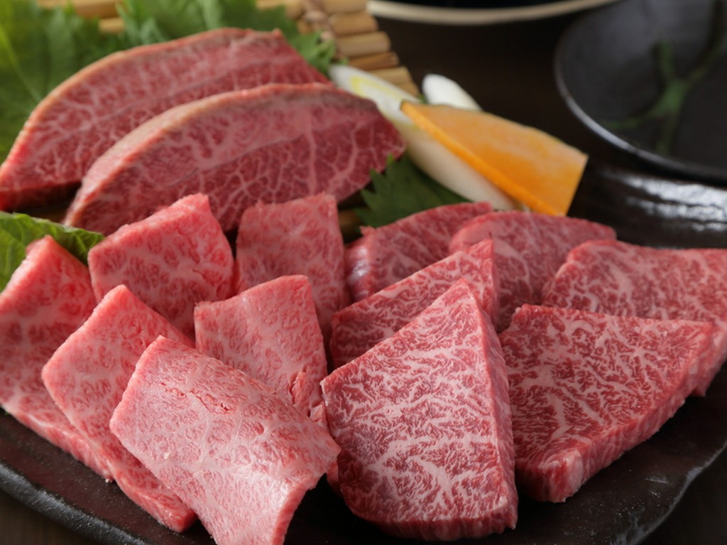 肉に精通した目利きの店主が厳選した、霜降り肉が美味