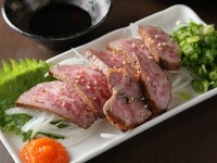 脂の網と赤身肉のバランスが美しい『和牛たたき』