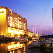 三方を琵琶湖に囲まれた、最高のロケーションを誇るホテル。駐車場やバリアフリーなどホテルならではの設備で安心。