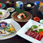 料理長の遊び心とおもてなし感あふれるメニュー。滋賀グルメを代表する「近江牛」を石焼で楽しむメインが付いた大満足のコース。滋賀の食材にもこだわってお届けする繊細な日本料理をぜひ。
※写真はイメージです。