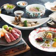 料理長特撰、滋賀の恵みと旬を堪能できる懐石。華やかな料理が全12品、なかでも「近江牛石焼ステーキ」は、最高部位にあたるサーロインのジューシーで柔らかな味わいが魅力。
※写真はイメージです。