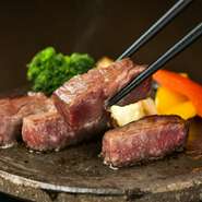 富士山の溶岩でできたプレートは高温を保ち、霜降りで繊細な肉質の近江牛の表面だけを香ばしく焼き付けます。