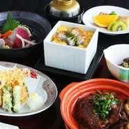 国産牛焼き肉は蓋を開けた途端に食欲がそそられる香りが漂います。柔らかい国産牛や、小うな丼などどれから食べようか迷う華やかなランチです。
※こちらの商品は3月12日からとなります。